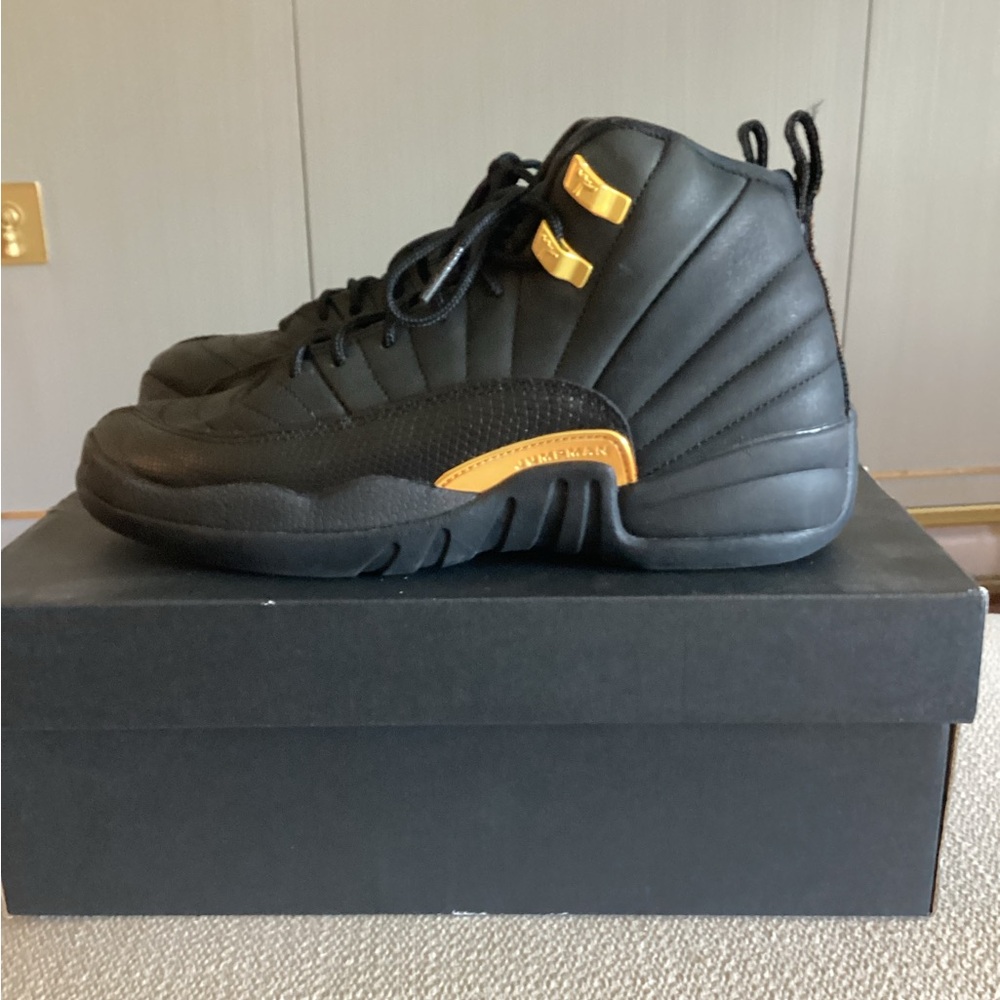 EUC Air Jordan Retro 12 Taxis black gold 6Y